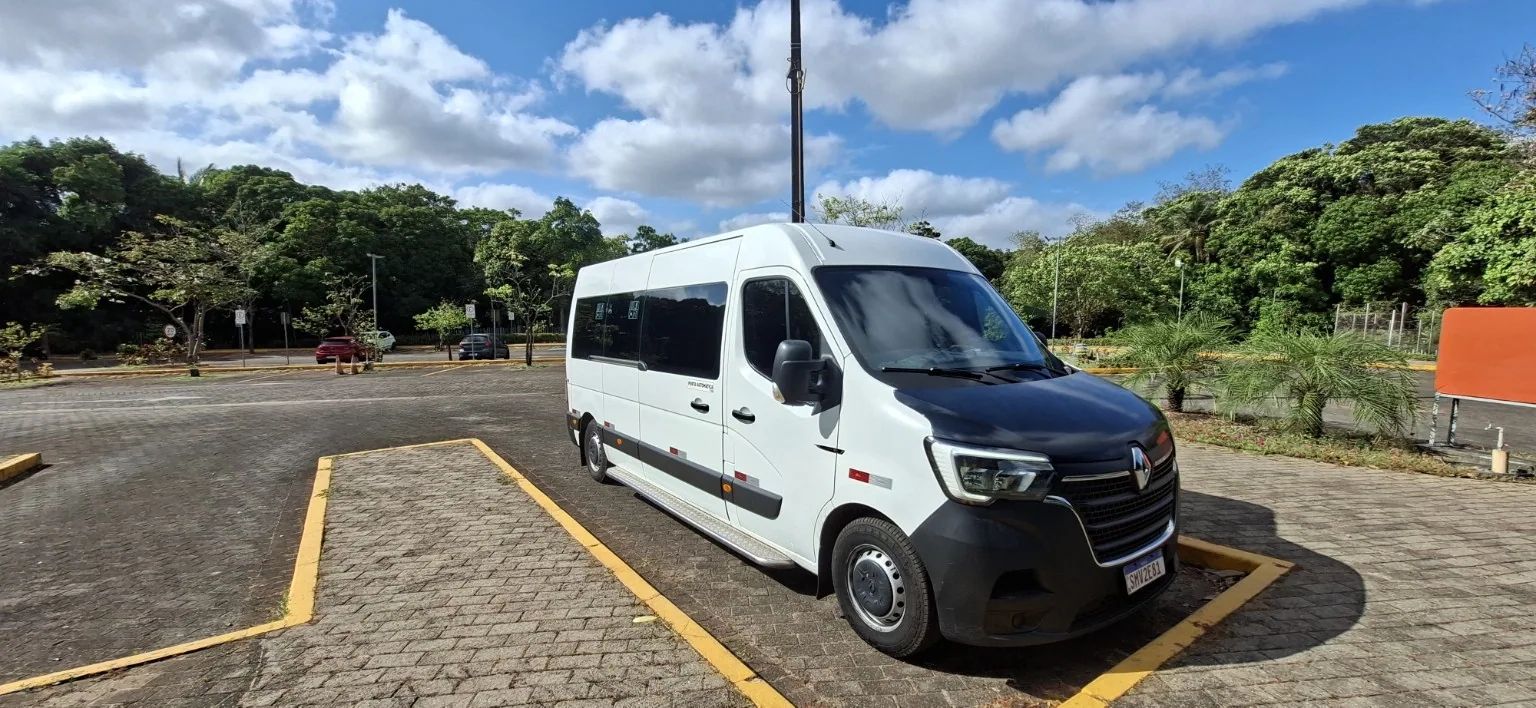 Van branca em estacionamento
