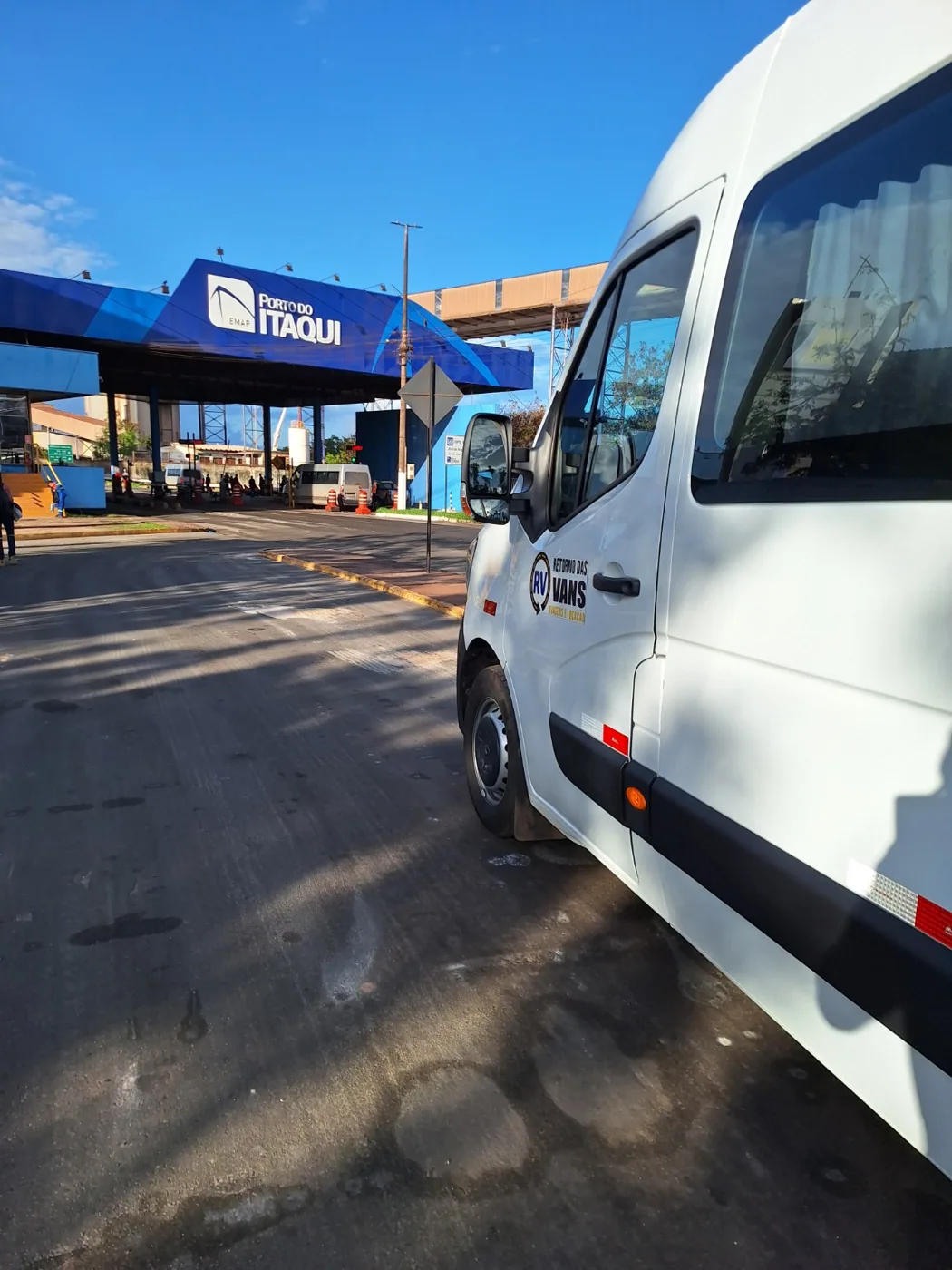 Van da Retorno das Vans em área empresarial